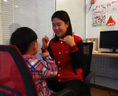 手指操锻炼孩子的模仿能力手指灵活度在娱乐中上课更有趣北京声扬语言矫正中心