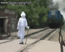 火车面前跳出轨道的gif动态图片