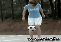 女子踢足球的gif动态图片